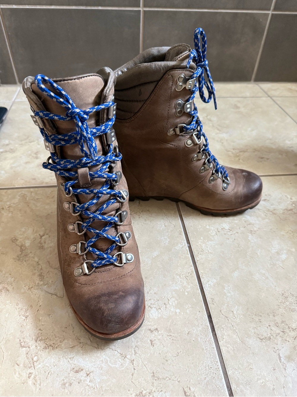 Sorel Size 7 Women's Brown Leather Hiking Boots with Blue Laces